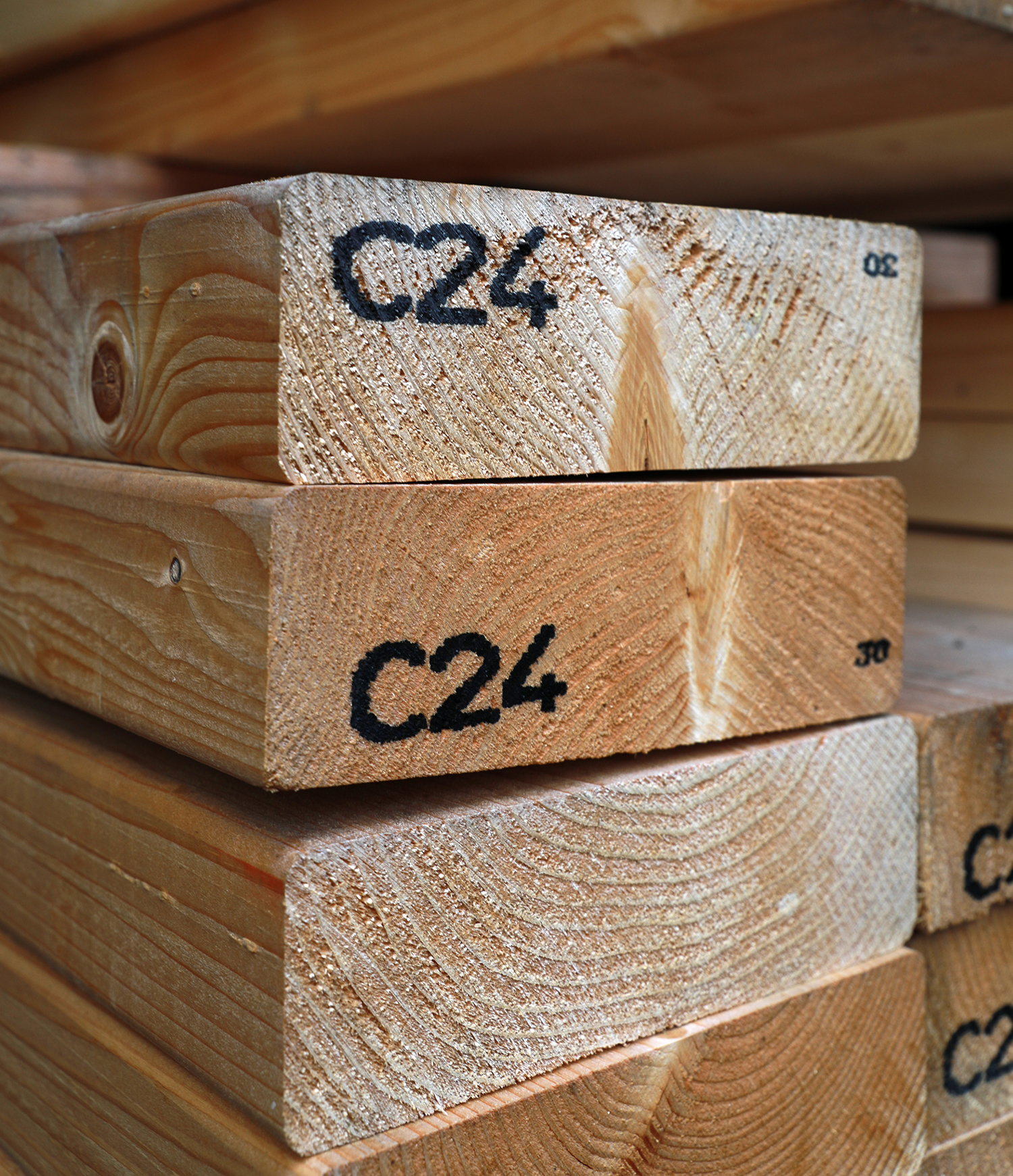 Houtwijzer: Wat zegt de CE-markering of sterkteklasse over je hout? 