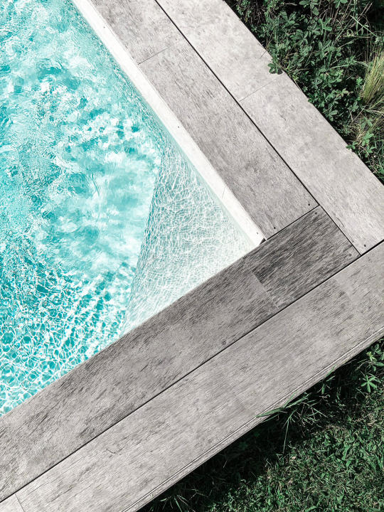 Keuzestress: welk terras naast je zwembad of zwemvijver? 